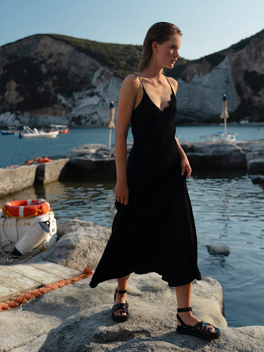 KIVARI - AMANDA MAXI DRESS (BLACK) - Image 2