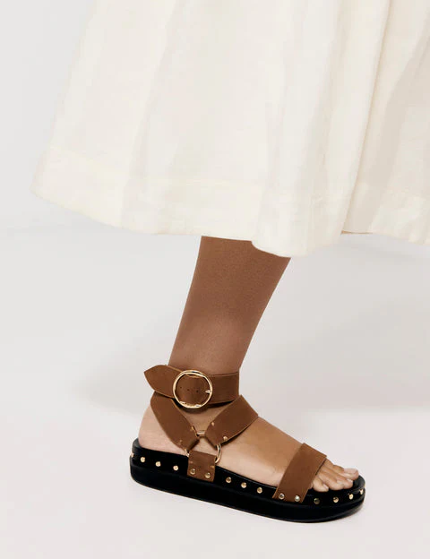 LA TRIBE - Studded Sandal (Tobacco Nubuck / Gold)