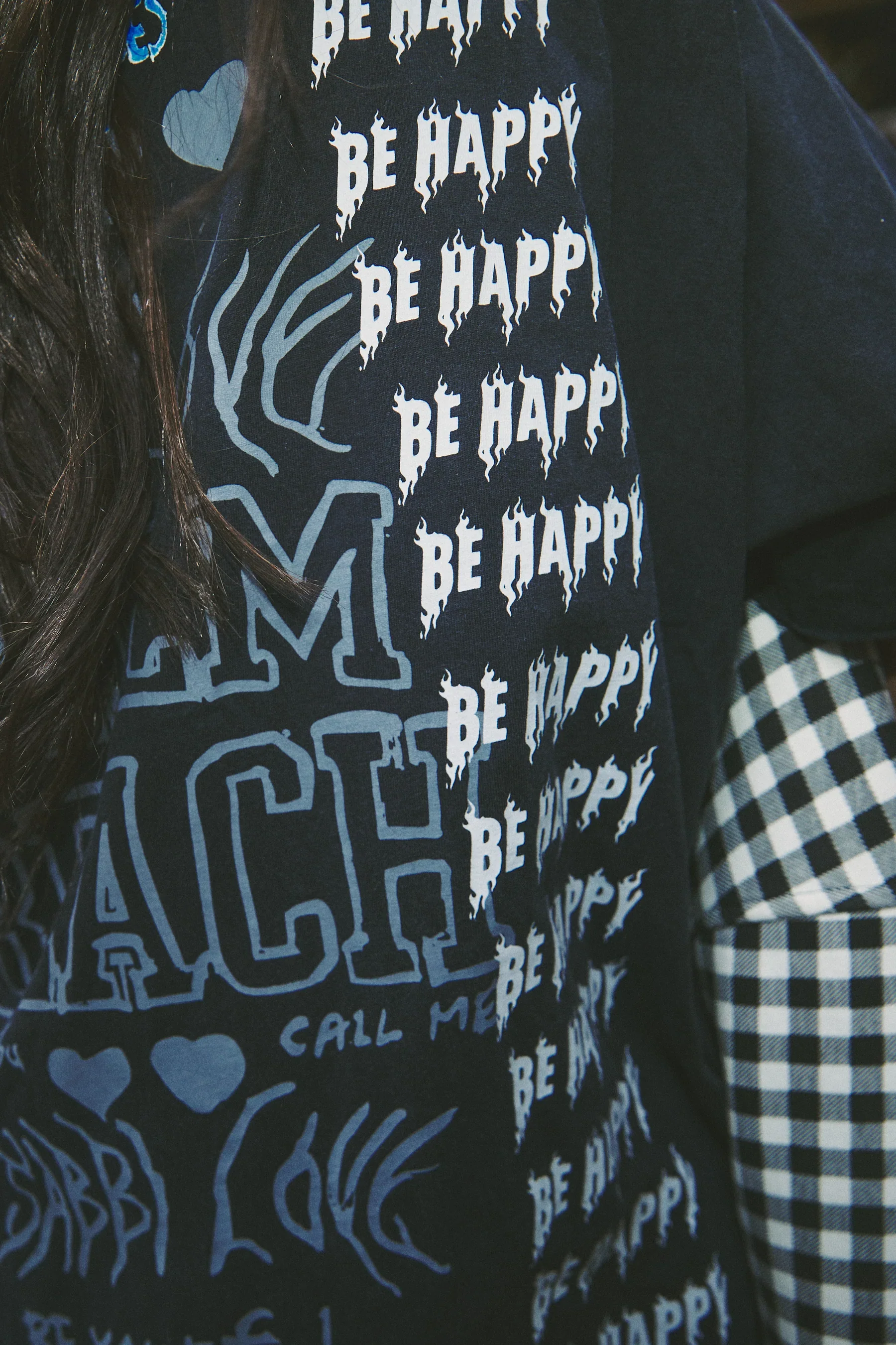 SABBI - THE BE HAPPY TEE (BLACK) - Image 4