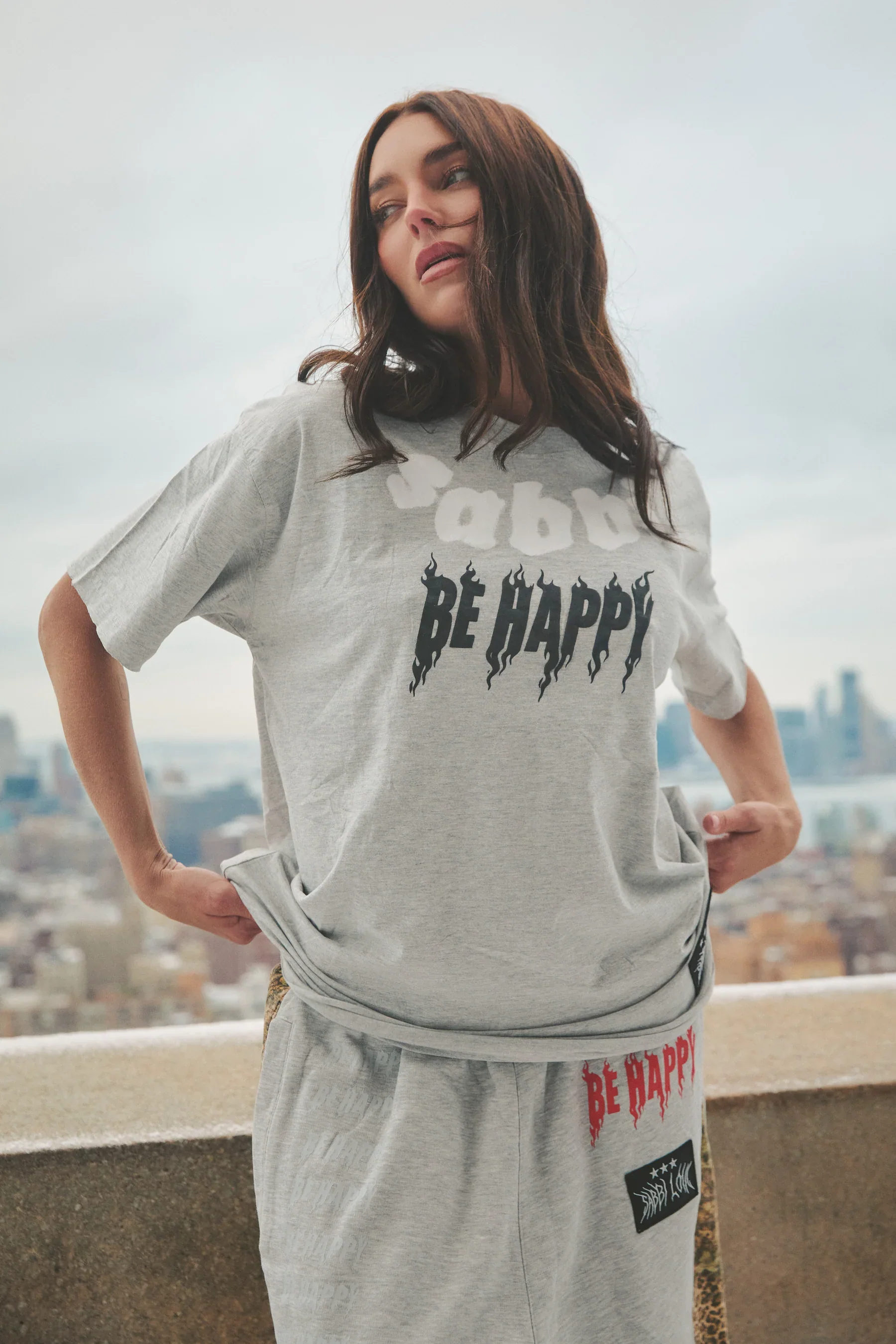 SABBI  - THE BE HAPPY TEE (GREY) 2 - Image 3