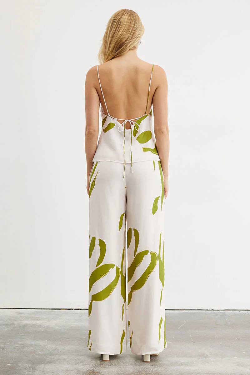 SOVERE / STUDIO -  MOTION MULTI STYLE CAMI (CHALK / GREEN) - Image 2
