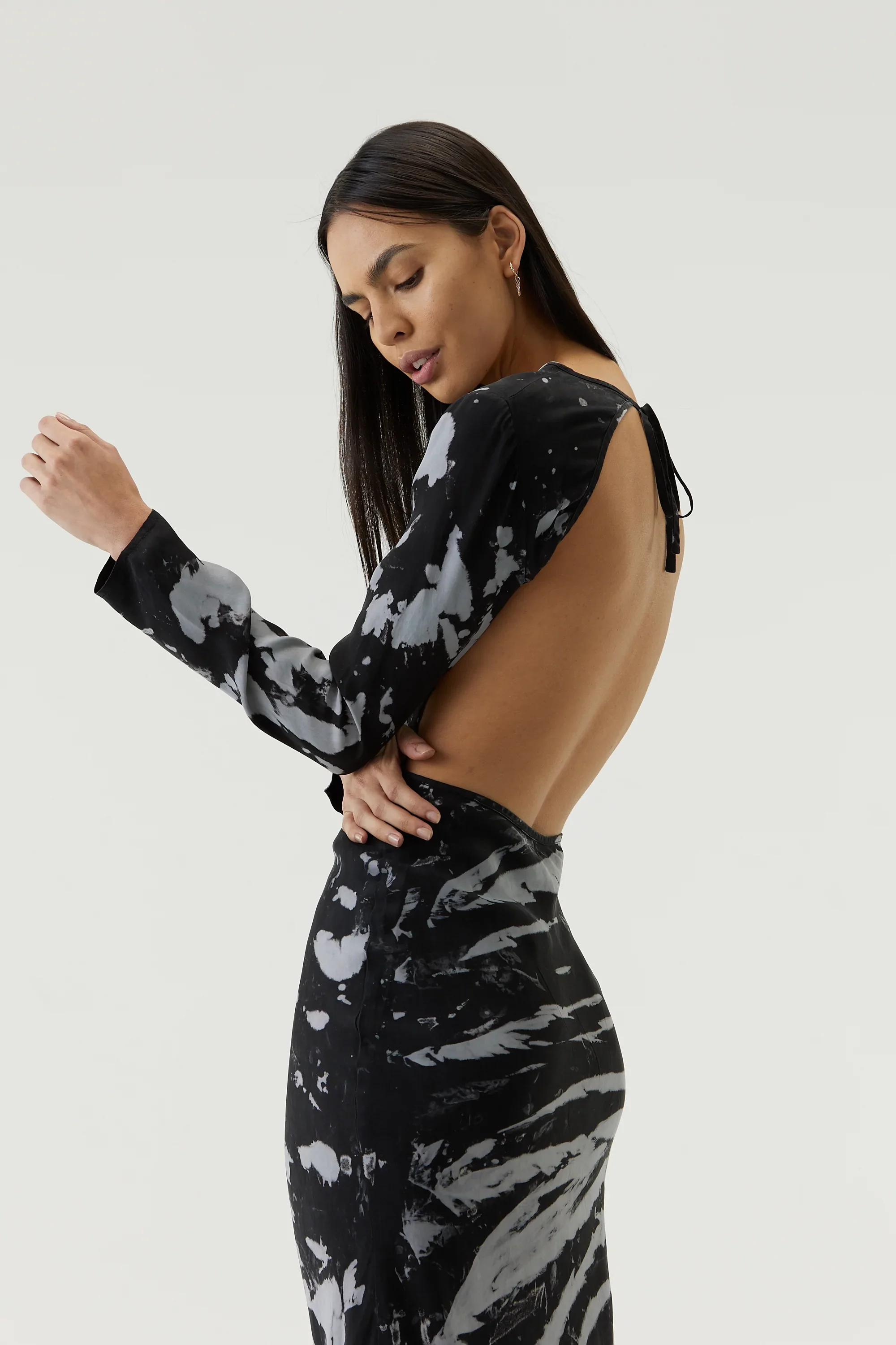 THIRD FORM - TWIST THROUGH BIAS TIE BACK MIDI (BLACK TIE DYE) - Image 4
